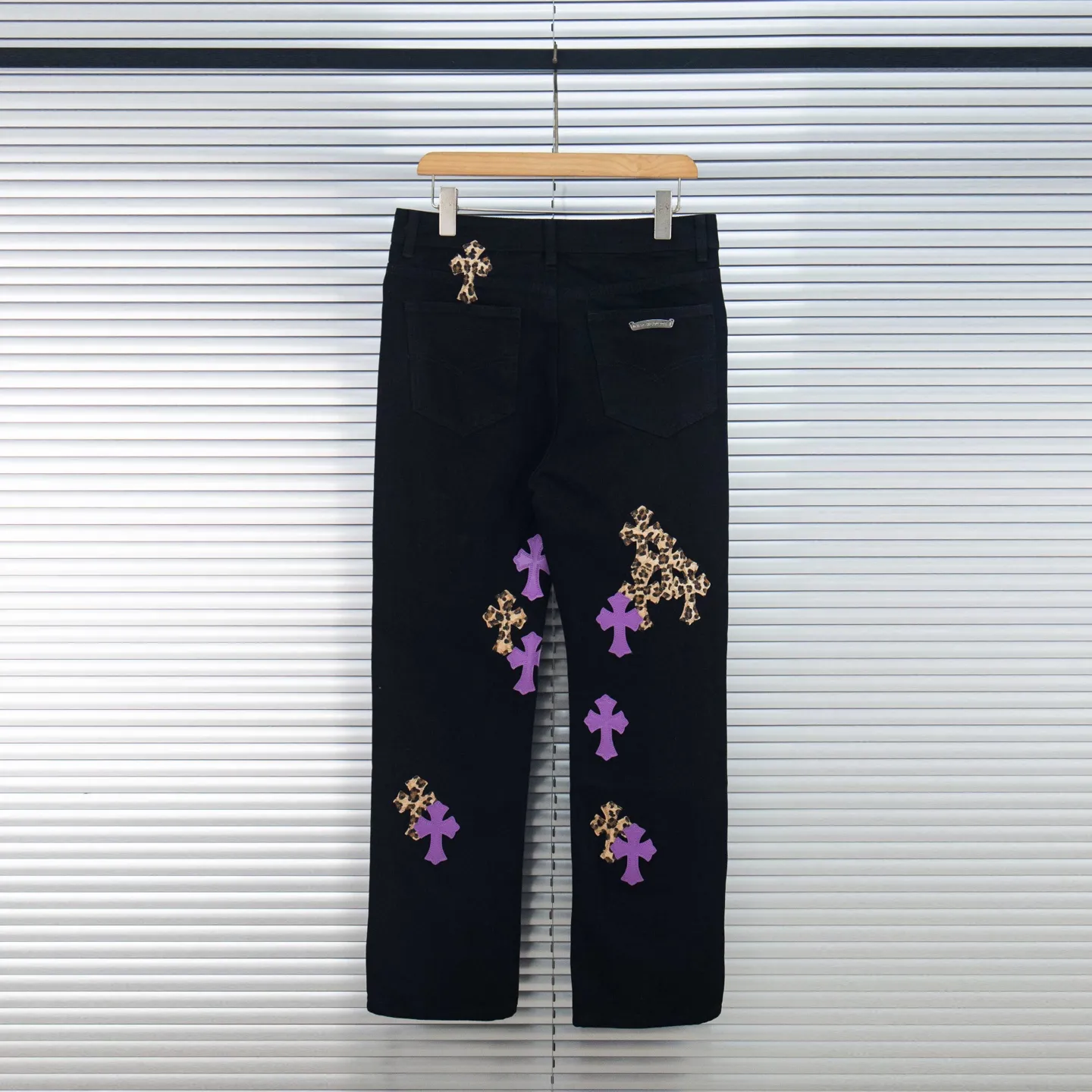 P240 Chrome Hearts black denim jeans with purple leopard print. CH jeans need to be washed and then disassembled and hand-stitched with sheepskin cross leather and then spliced ​​together. The whole piece has too many craftsmanship to explain. The patchwork cross pattern is embellished, and the high-waisted washed jeans! ! Absolutely high-end luxury products, god-level single products and super popular products, made with top heavy industry, a must-see magic weapon. Customized hardware. The fabric is thick and soft after washing. It has good breathability. Customized small leather label. Unique design. The details are simple and elegant, and the workmanship is exquisite. The entire trousers are neatly routed and the details are in place! It’s so cool that both men and women can easily control the genderless trend! Style number: 1798# Color: black Size: 28 30 32 34 36